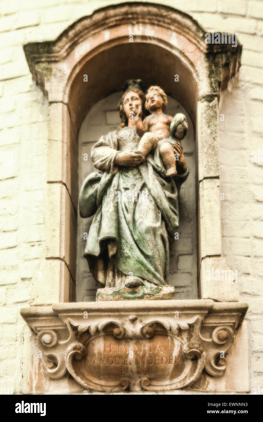 Statua religiosa, il centro storico di Bruges, Belgio Foto Stock