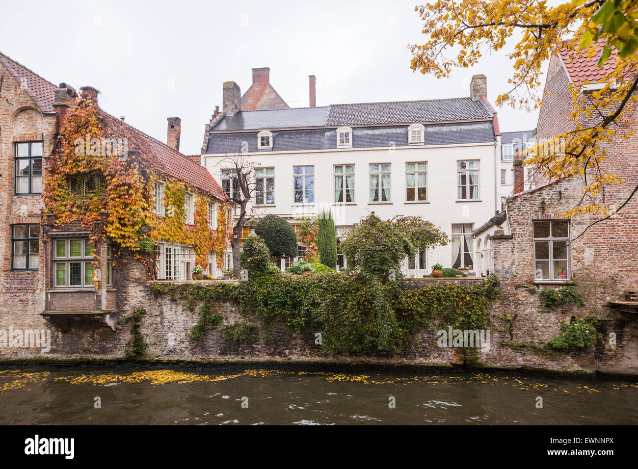 Canal scena, il centro storico di Bruges, Belgio Foto Stock