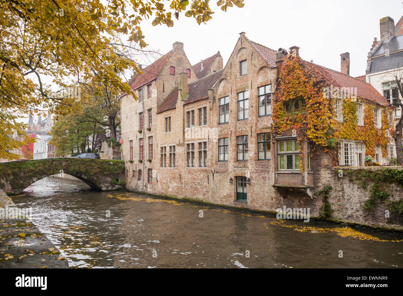 Canal scena, il centro storico di Bruges, Belgio Foto Stock