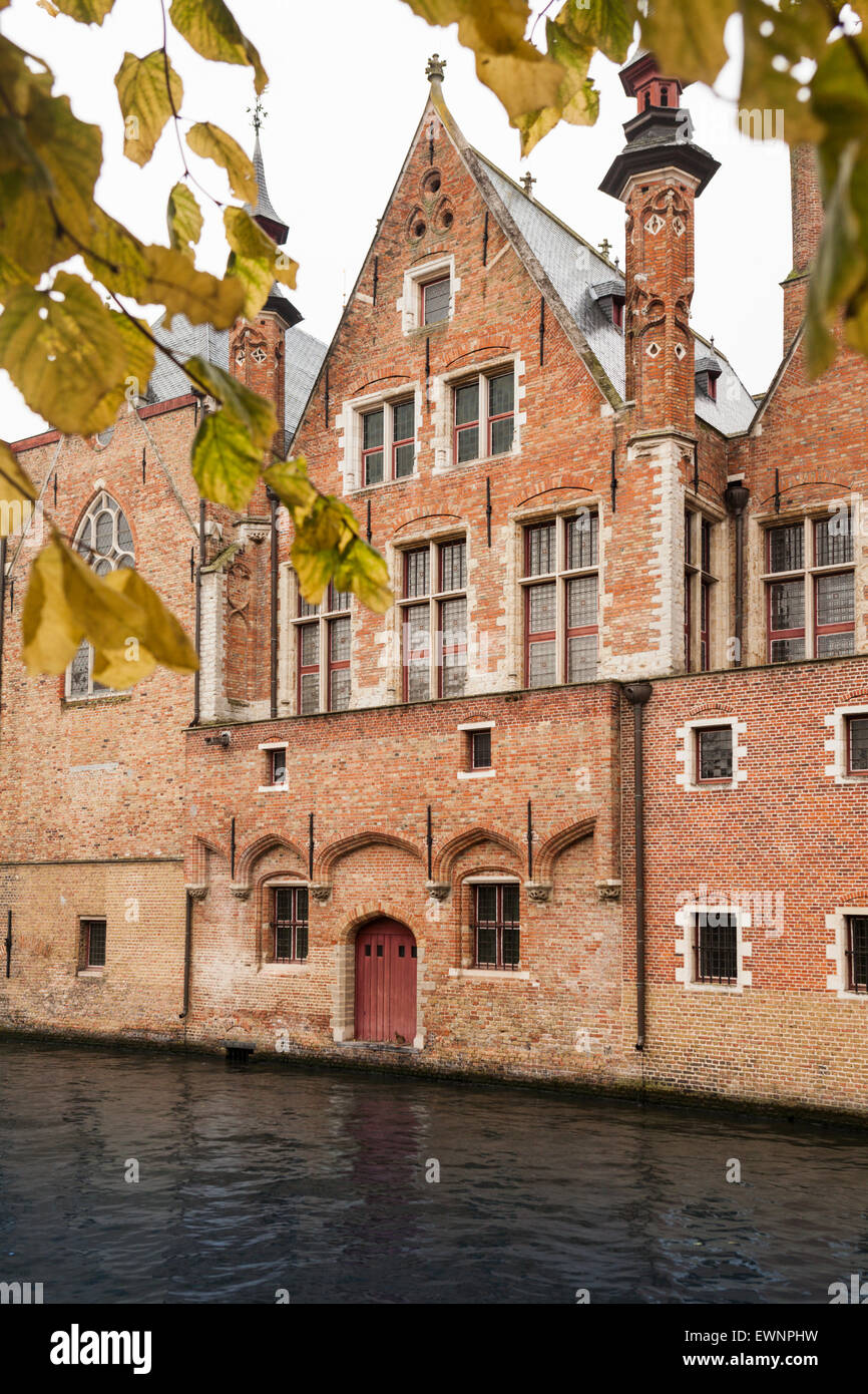 Canal scena, il centro storico di Bruges, Belgio Foto Stock