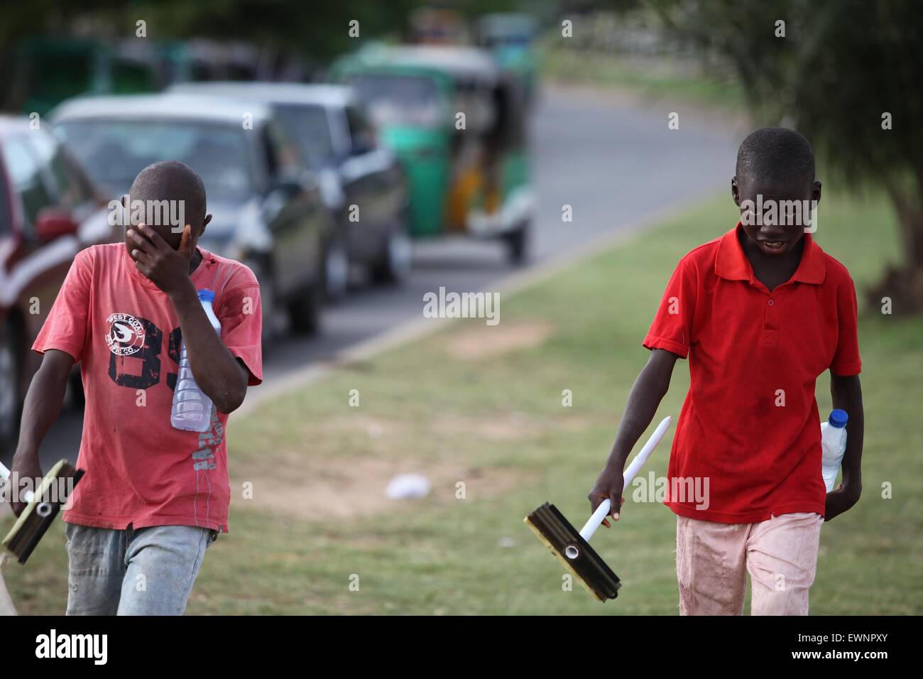 Adolescente car wash in Nigeria in particolare ad Abuja è business fenomenale in mezzo alla strada. Foto Stock