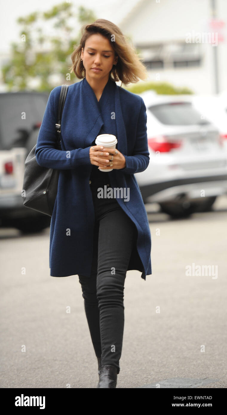 Jessica Alba indossa coscia stivali e un Royal Blue Coat per l'ufficio con: Jessica Alba dove: Los Angeles, California, Stati Uniti quando: 24 Apr 2015 Foto Stock