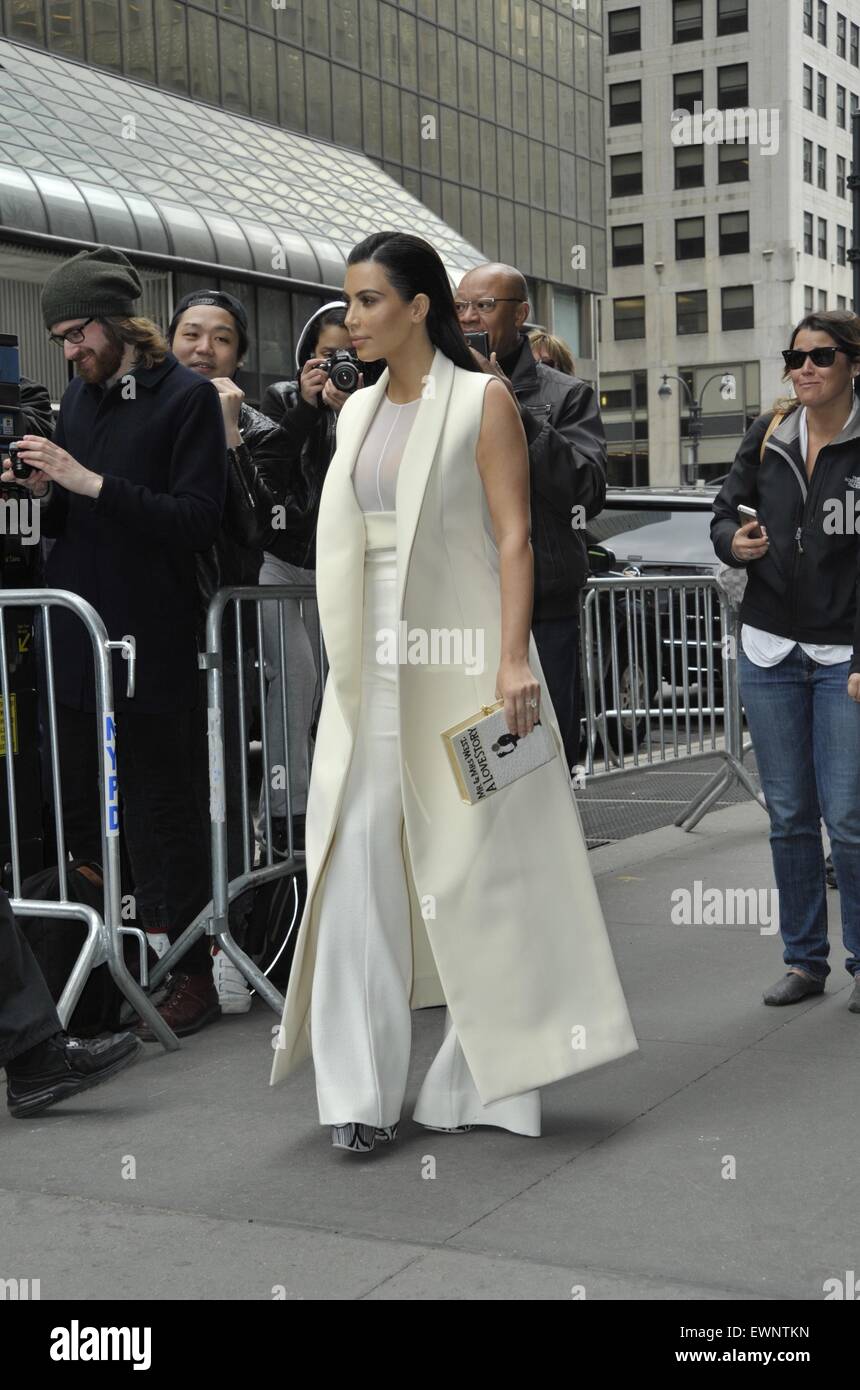 Kim Kardashian indossa un drammatico vestito di bianco per la varietà di potere delle donne: New York pranzo. Kardashian un'occhiata incluso un Narcisco Rodriguez ensemble, Giambattista Valli scarpe con le zeppe, un fiore viola il pin in commemorazione del genocidio armeno e personalizzati con una frizione di novità da Olympia Le Tan la lettura di 'Mr & Mrs West. Una storia d'amore", che ha ricevuto come regalo di nozze. Dotato di: Kim Kardashian dove: la città di New York, New York, Stati Uniti quando: 24 Apr 2015 Foto Stock