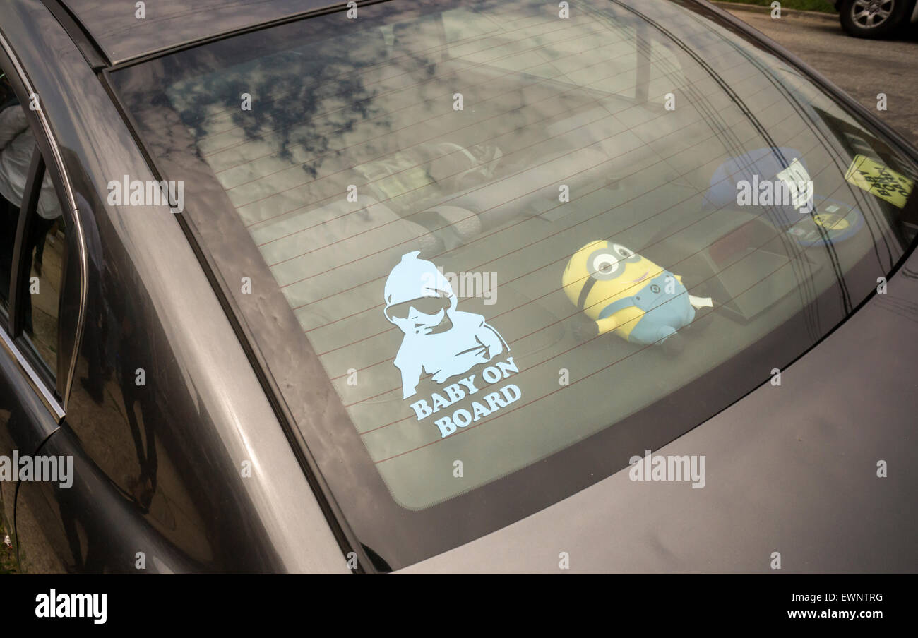 Una automobile parcheggiata in New York sports un "Baby a bordo dell' adesivo sul suo parabrezza posteriore Giovedì 25 Giugno, 2015. (© Richard B. Levine) Foto Stock