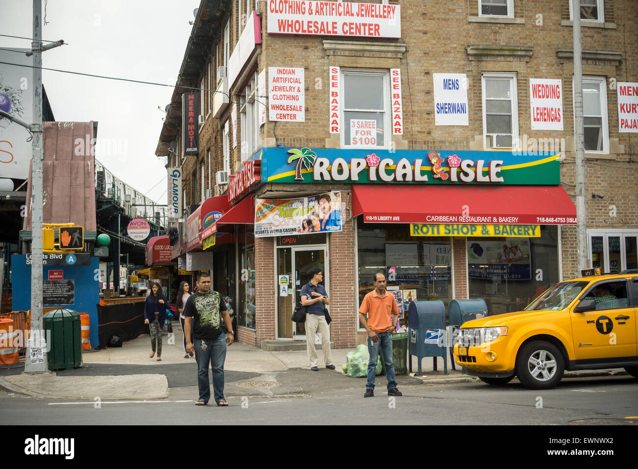 Quartiere locale colore in Richmond Hill nel New York Borough of Queens Giovedì 25 Giugno, 2015. Il quartiere di Richmond Hill è un poliglotta di culture etniche. Essa è la casa di pachistani, Indiani, Guyanese e ha una grande popolazione Sikh. (© Richard B. Levine) Foto Stock