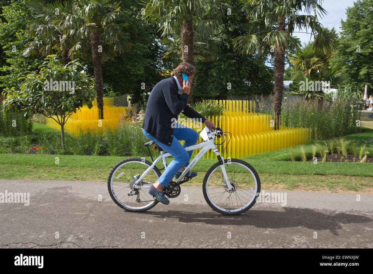 RHS Hampton Court Flower Show 2015, SABO:Il Cerchio della Vita mostra garden designer Stefano Passerotti, escursioni in bicicletta per il suo spettacolo garden Foto Stock