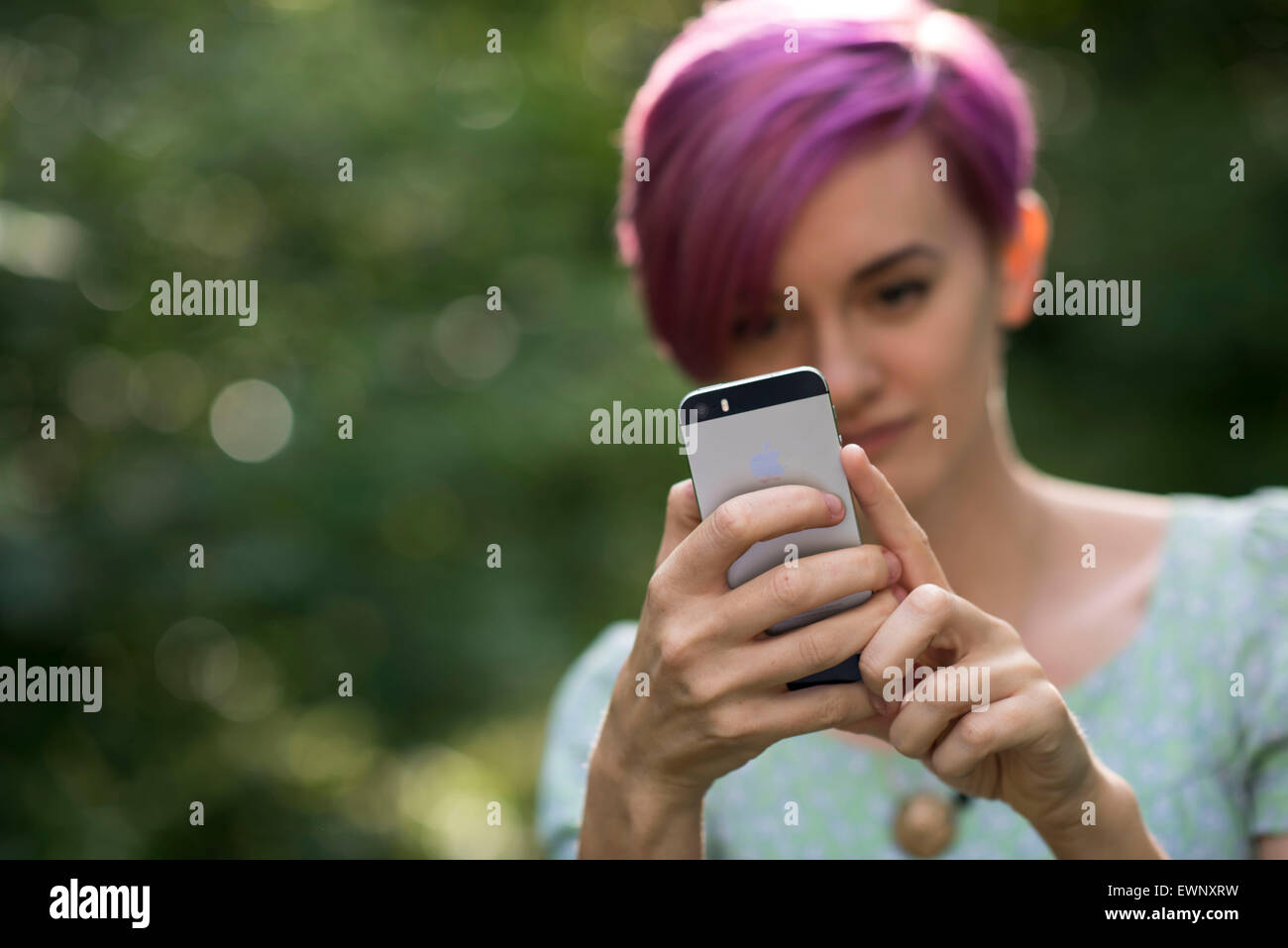 Una ragazza utilizzando un Apple iPhone per scattare una foto. Foto Stock