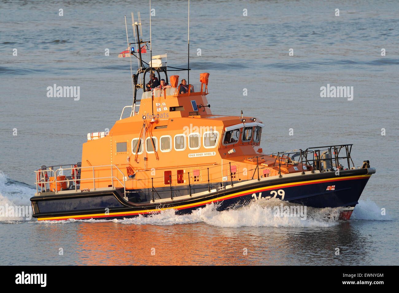 Un RNLI (Royal National scialuppa di salvataggio istituzione) imbarcazione di pattuglia nelle acque in prossimità di Whitmore Bay, Barry, nel Galles del Sud. Foto Stock