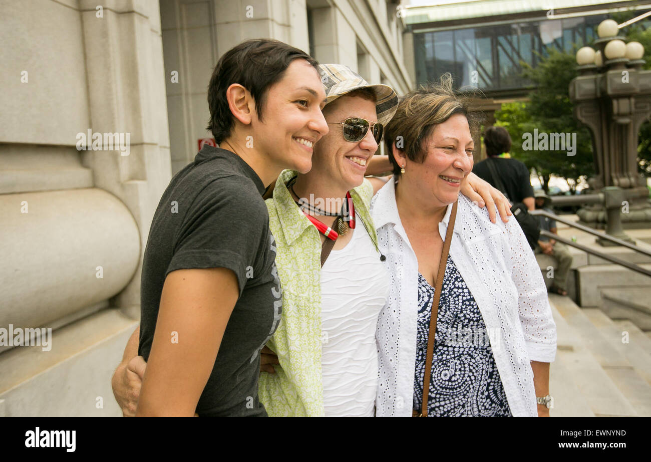 Laura Rivera, Catherine Simonsen (HAT) e Laura Mom, Sylvia Rivera, rappresentano sulle Courthouse passi. Foto Stock