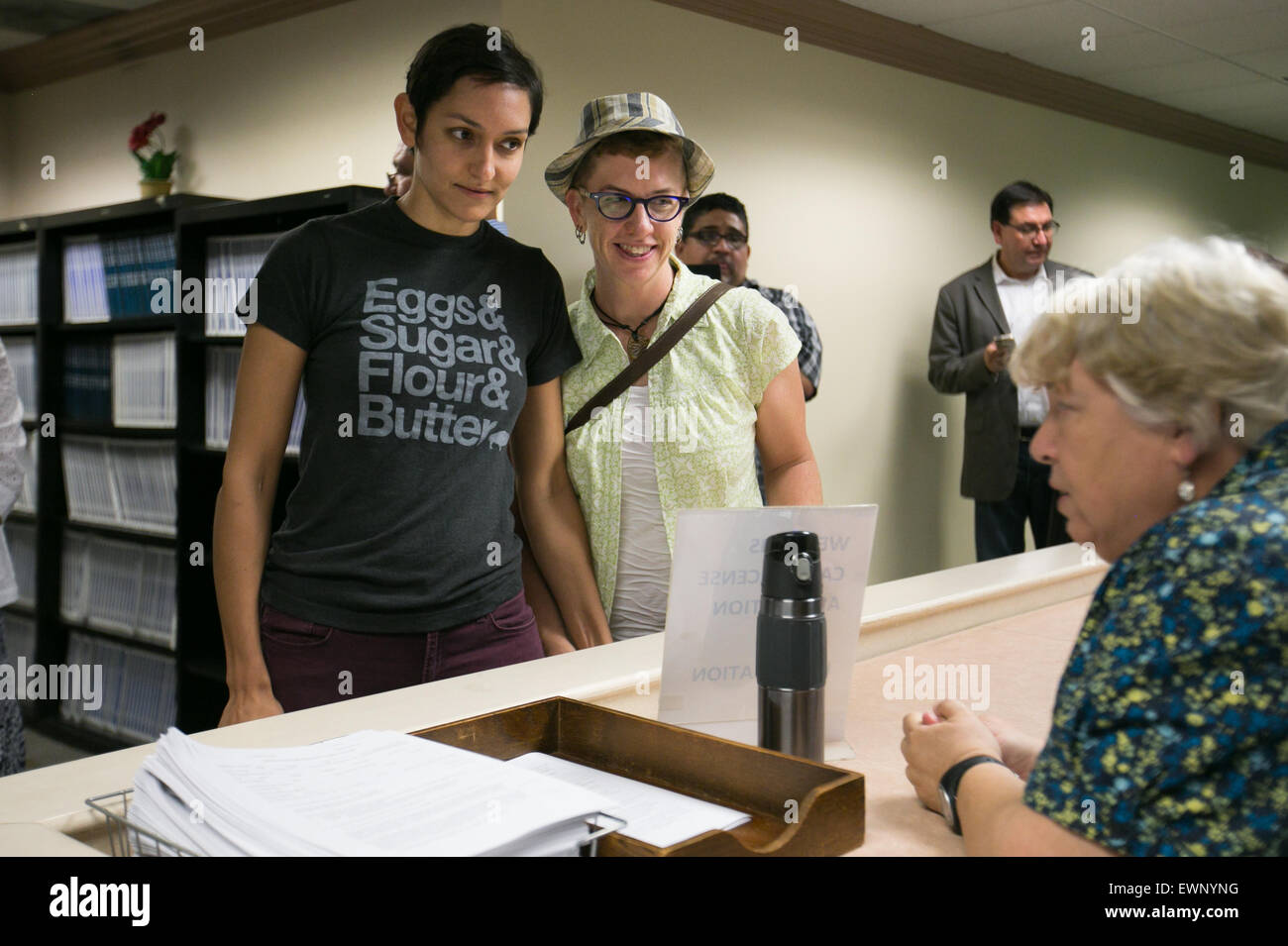 Catherine Simonsen (HAT) e Laura Rivera ascolta per le istruzioni su come fare domanda per una licenza di matrimonio in Georgia il 6.26.2016. Foto Stock