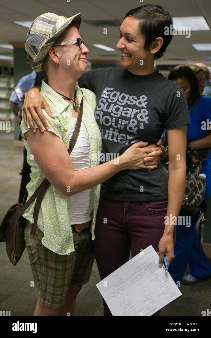 Catherine Simonsen (hat e pantaloncini) e Laura Rivera celebrare mentre si applicano per una licenza di matrimonio il 26 giugno 2016. Foto Stock