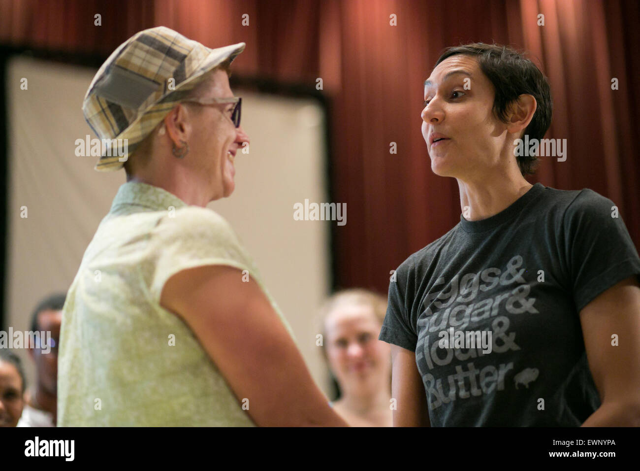 Catherine Simonsen (hat e pantaloncini) e Laura Rivera exchange voti durante la messa matrimonio gay in Fulton County, Georgia. Foto Stock