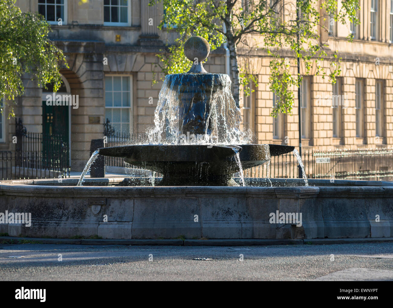 Fontana al posto di Laura e Great Pulteney Street Bath Somerset Foto Stock