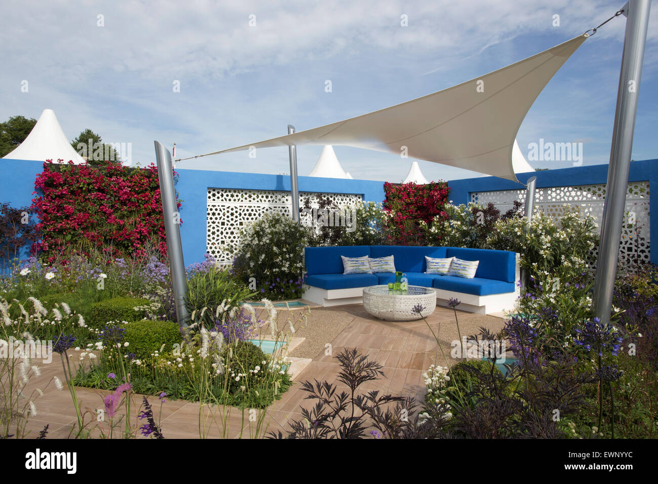 RHS Hampton Court Flower Show 2015, nobile Caladonia:lo spirito dell'Egeo, mostra giardino,disegnato da Ersa Parr, Hampton, England Regno Unito Foto Stock