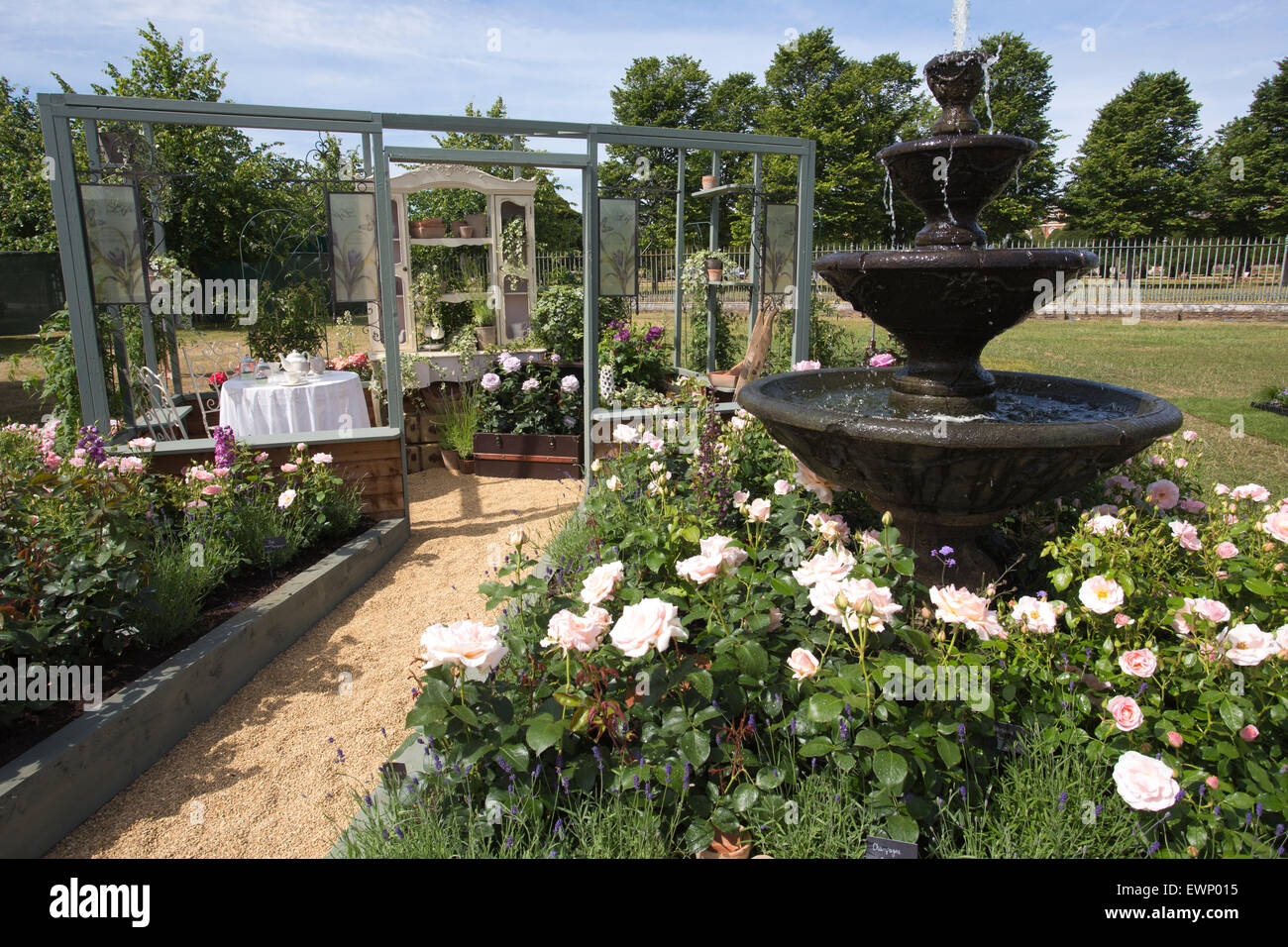 RHS Hampton Court Flower Show 2015, prendere il tempo di profumo di rose show garden designer Adam Leverett , Hampton Court, Surrey, Regno Unito Foto Stock