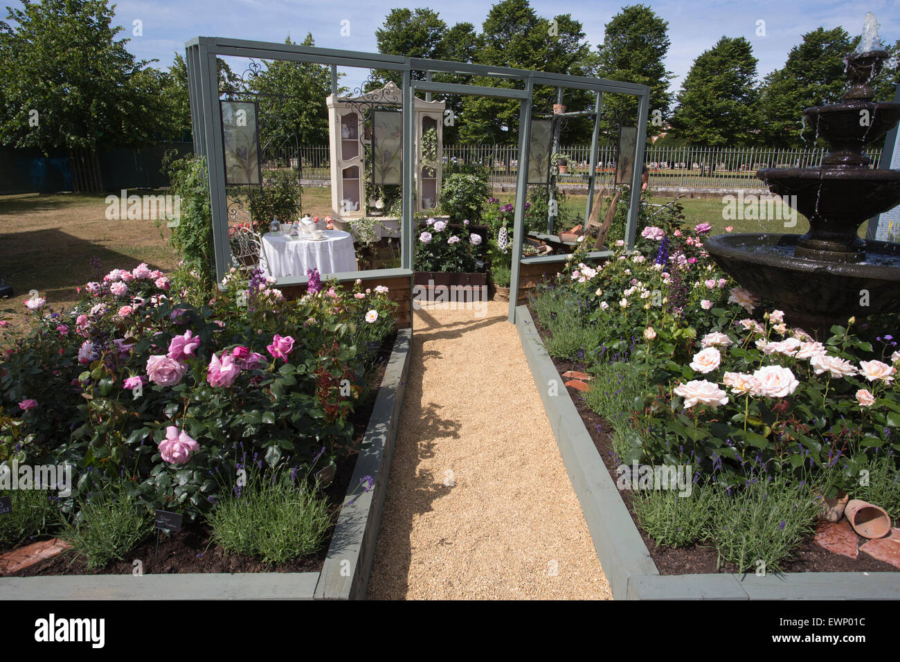 RHS Hampton Court Flower Show 2015, prendere il tempo di profumo di rose show garden designer Adam Leverett , Hampton Court, Surrey, Regno Unito Foto Stock