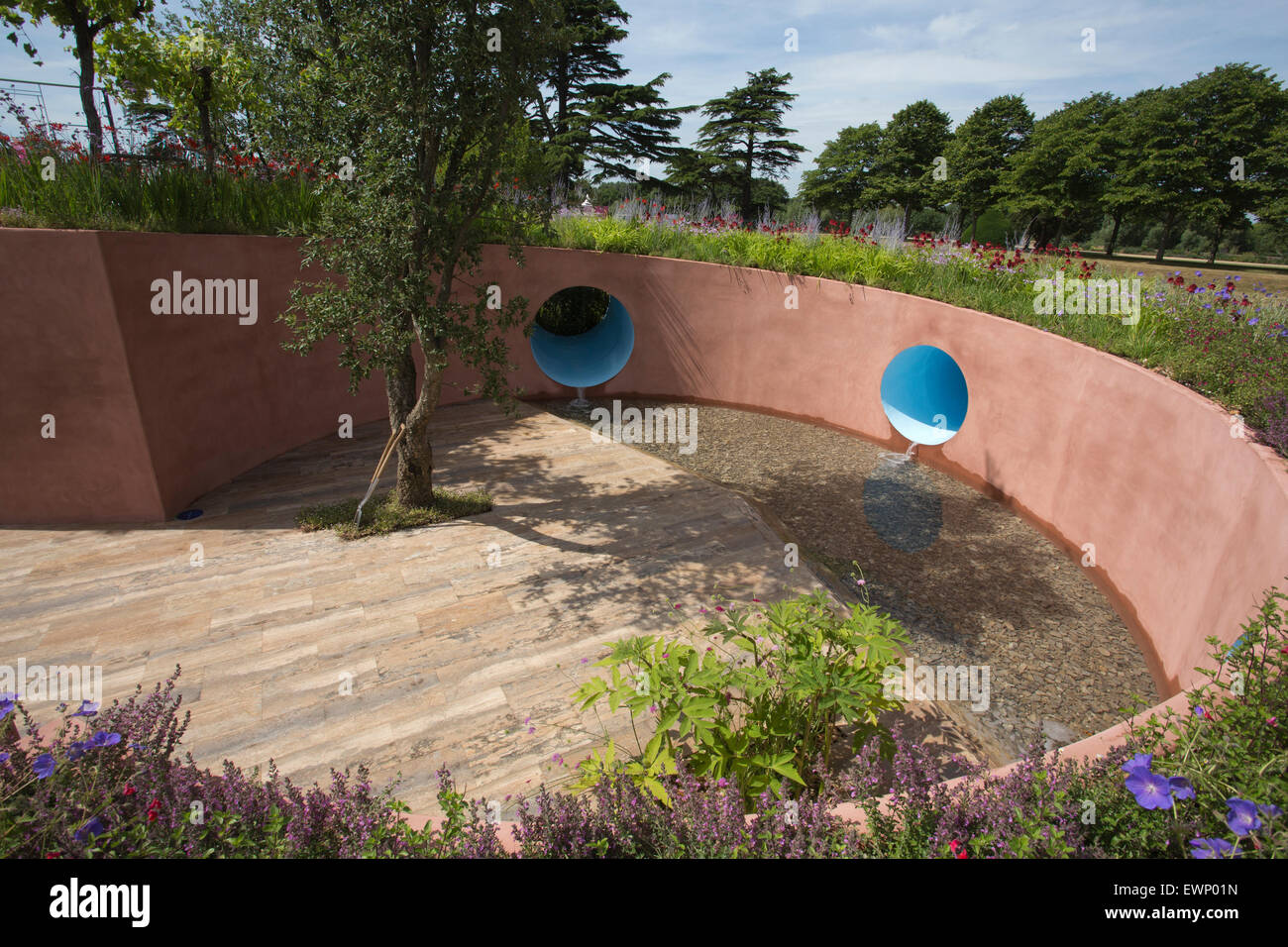 RHS Hampton Court Flower Show 2015, SABO:Il Cerchio della Vita mostra giardino disegnato da Stefano Passerotti, Hampton, Surrey, Regno Unito Foto Stock