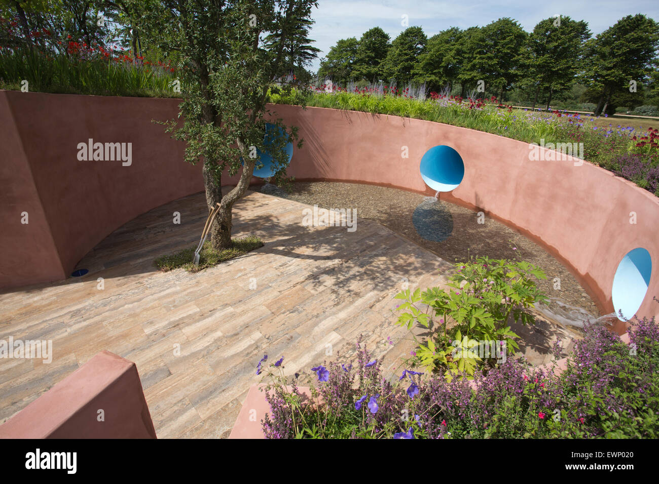 RHS Hampton Court Flower Show 2015, SABO:Il Cerchio della Vita mostra giardino disegnato da Stefano Passerotti, Hampton, Surrey, Regno Unito Foto Stock