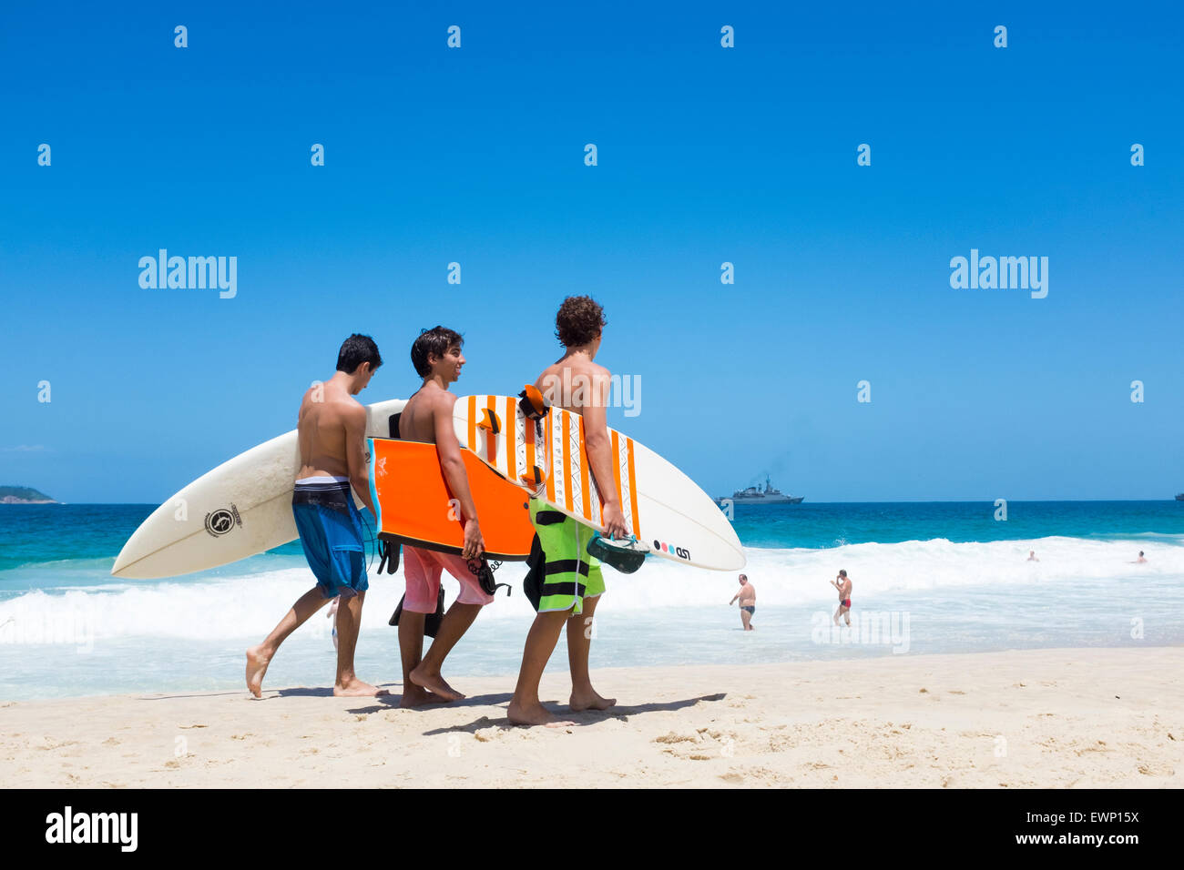 RIO DE JANEIRO, Brasile - 24 Marzo 2015: un gruppo di giovani surfisti brasiliano a piedi sulla riva della spiaggia di Ipanema con tavole da surf. Foto Stock