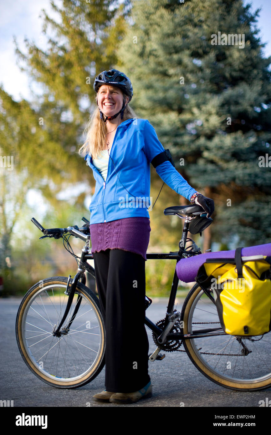 Ritratto di donna adulta si è fermato sul suo tragitto in bicicletta Foto  stock - Alamy