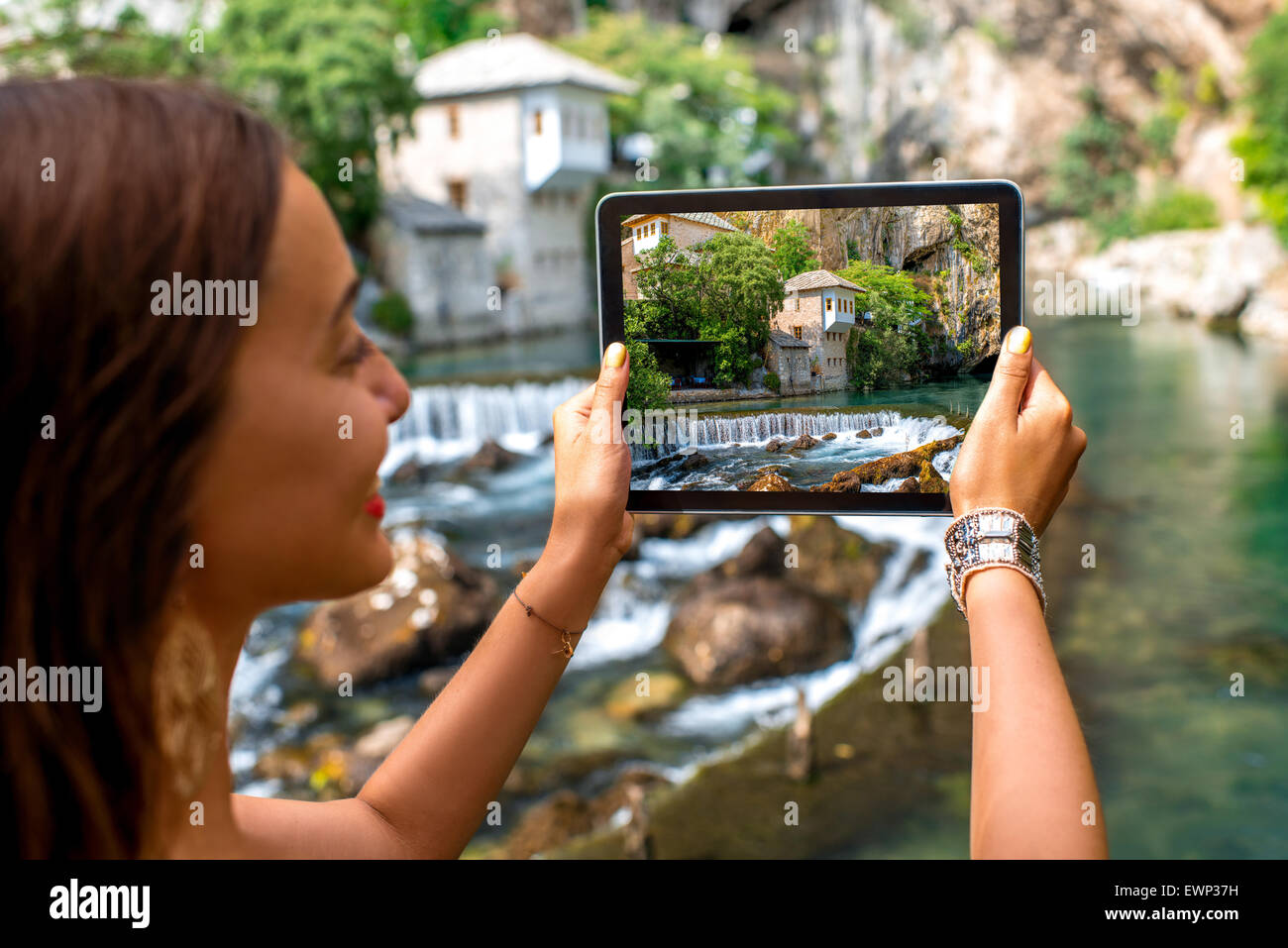 Donna fotografare la casa sulla molla di Buna in Blagaj village Foto Stock