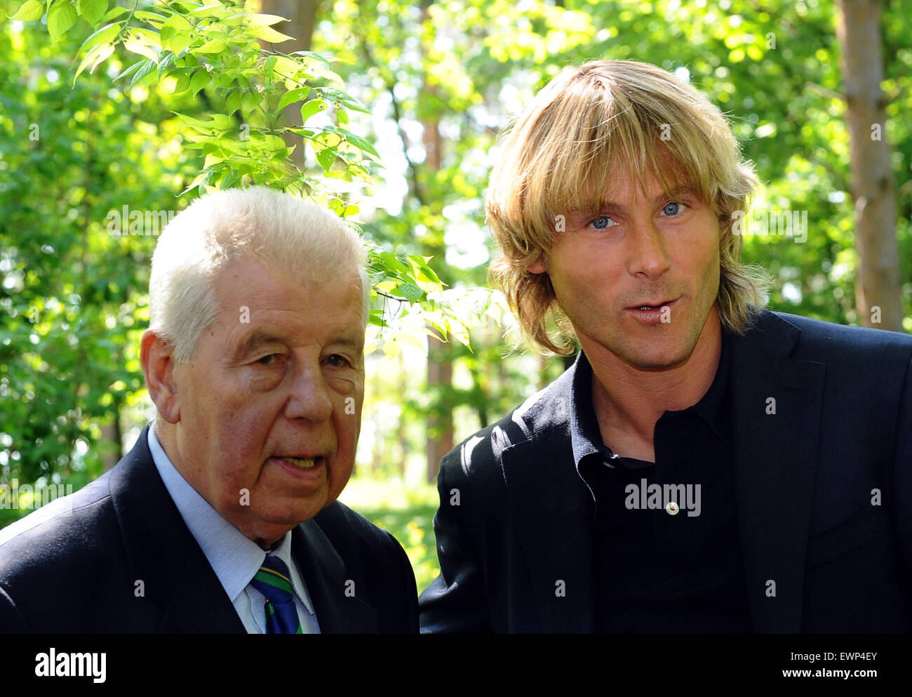 ***FILE FOTO***Ex Repubblica Ceca i giocatori di calcio Josef Masopust (sinistra) e Pavel Nedved che erano entrambe awrded con il pallone d'Oro per il miglior giocatore europeo piantati alberi fuori nel giardino botanico di Praga nel telaio del progetto dal titolo Le radici della personalità il 6 maggio 2011. (CTK foto/Stanislav Peska) Foto Stock