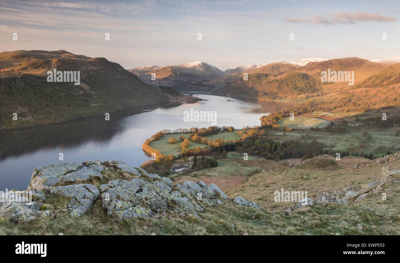 Vista da sopra Gowbarrow Ullswater nei primi giorni di sole del mattino, inglese parco Nazionale del Distretto dei Laghi Foto Stock