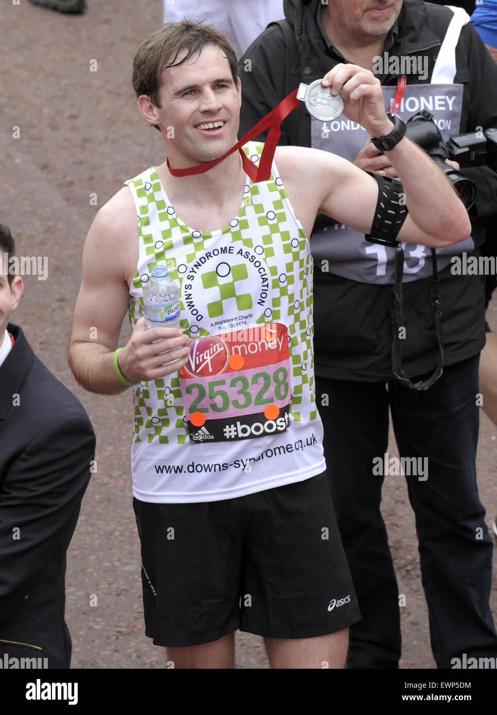 Soldi VIRGIN LONDON MARATHON 2015 dotate di: Kevin Kilbane dove: Londra, Regno Unito quando: 26 Apr 2015 Foto Stock