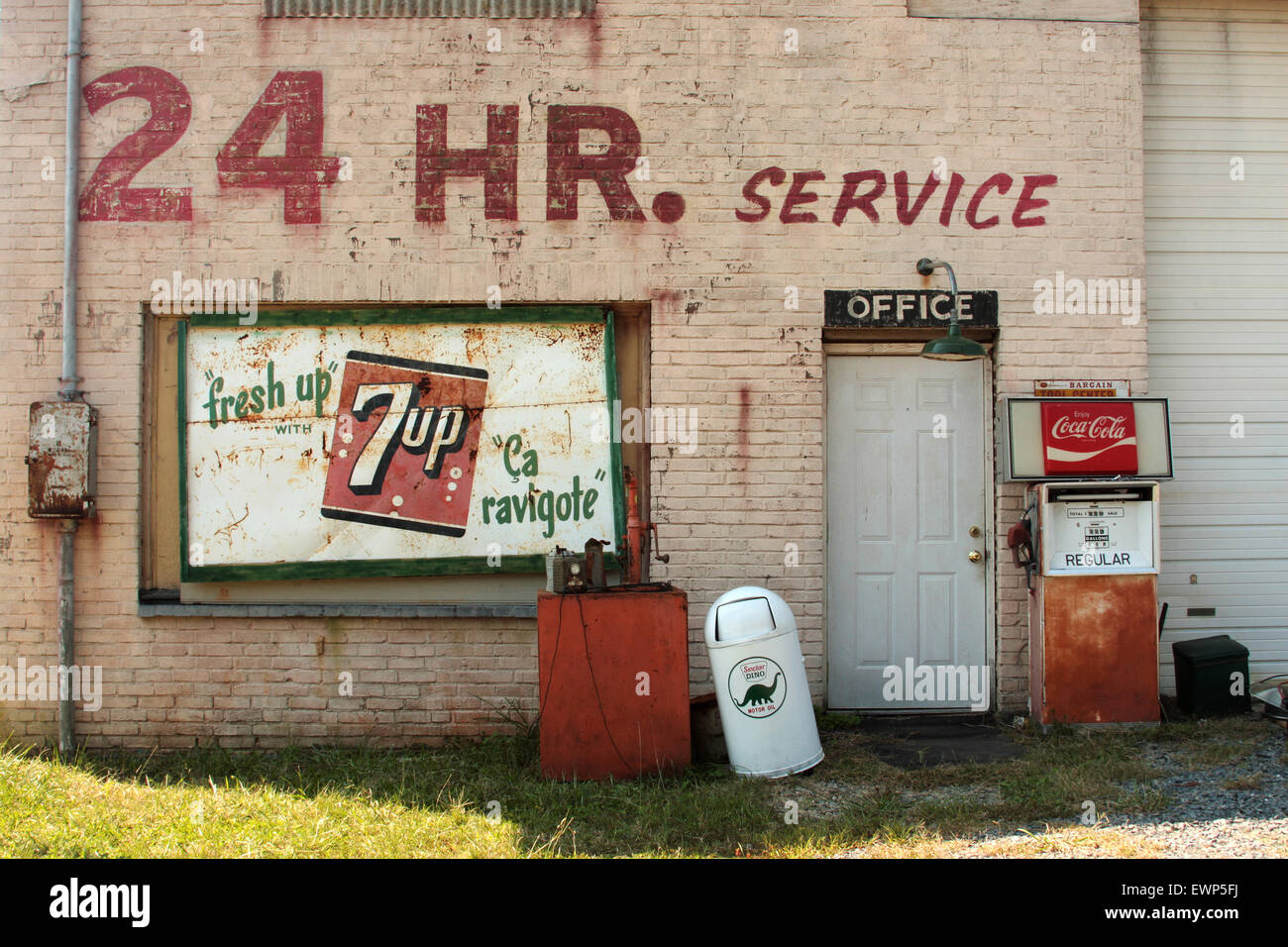 Vintage 7up annuncio alla vecchia banchina della stazione di servizio Foto Stock