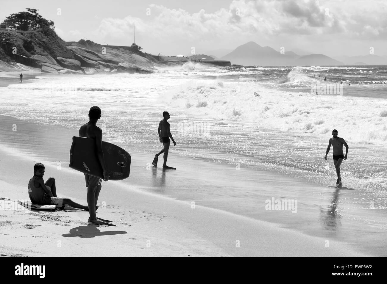 RIO DE JANEIRO, Brasile - 24 Marzo 2015: body boarders ottenere pronto a colpire le onde di Praia do Diabo (Devil's Beach) a Arpoador. Foto Stock