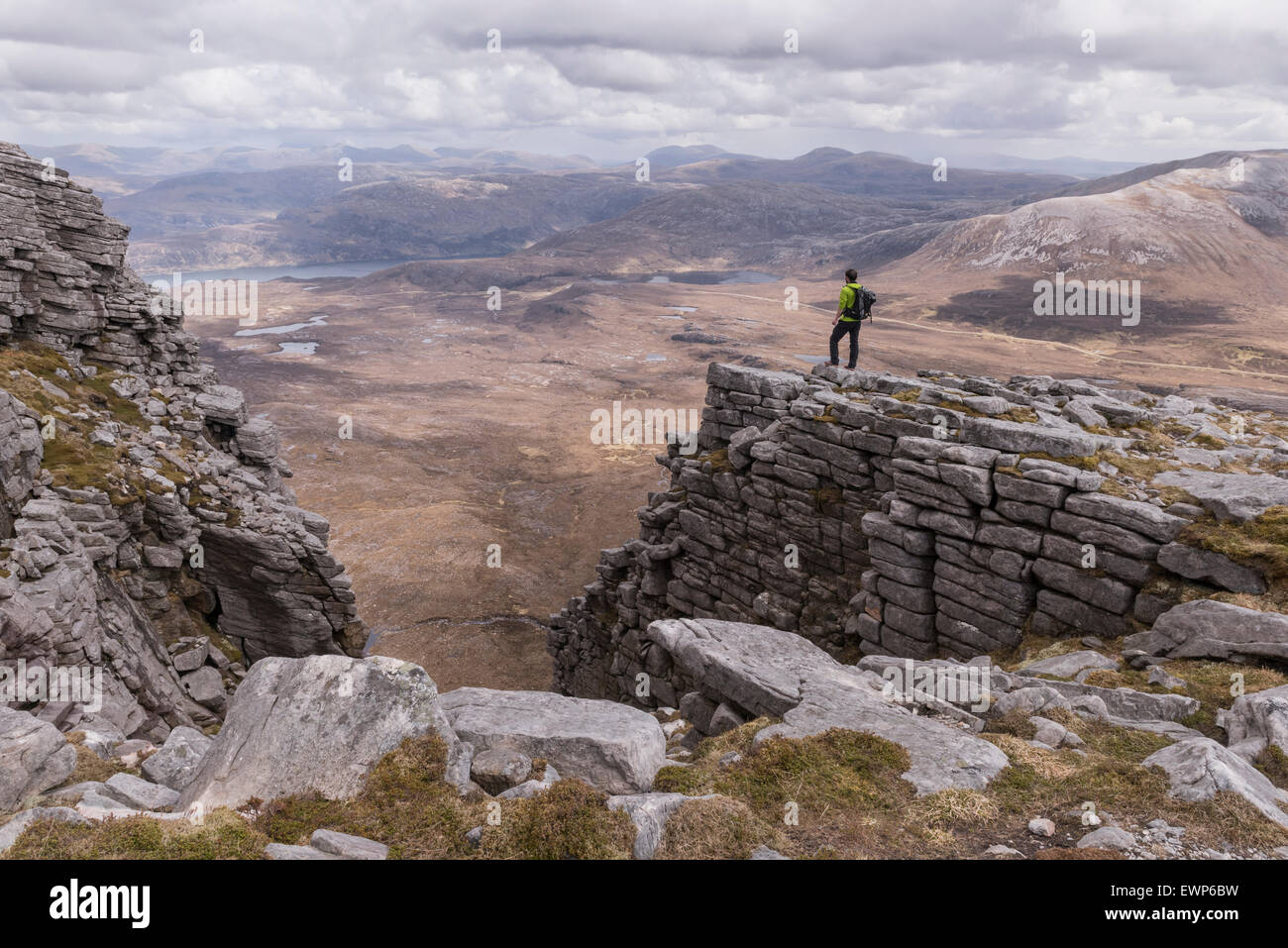 Walker su Spidean Coinich, Quinag, Assynt, Highlands scozzesi, Scozia Foto Stock