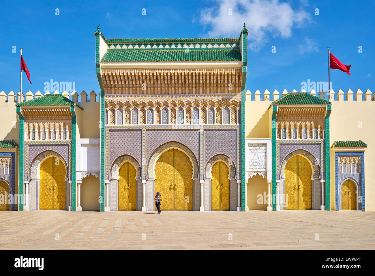 Fez, Royal Palace (Jdid Dar El Makhzen), il principale portale riccamente decorata a stucco e mosaico. Il Marocco, Africa Foto Stock