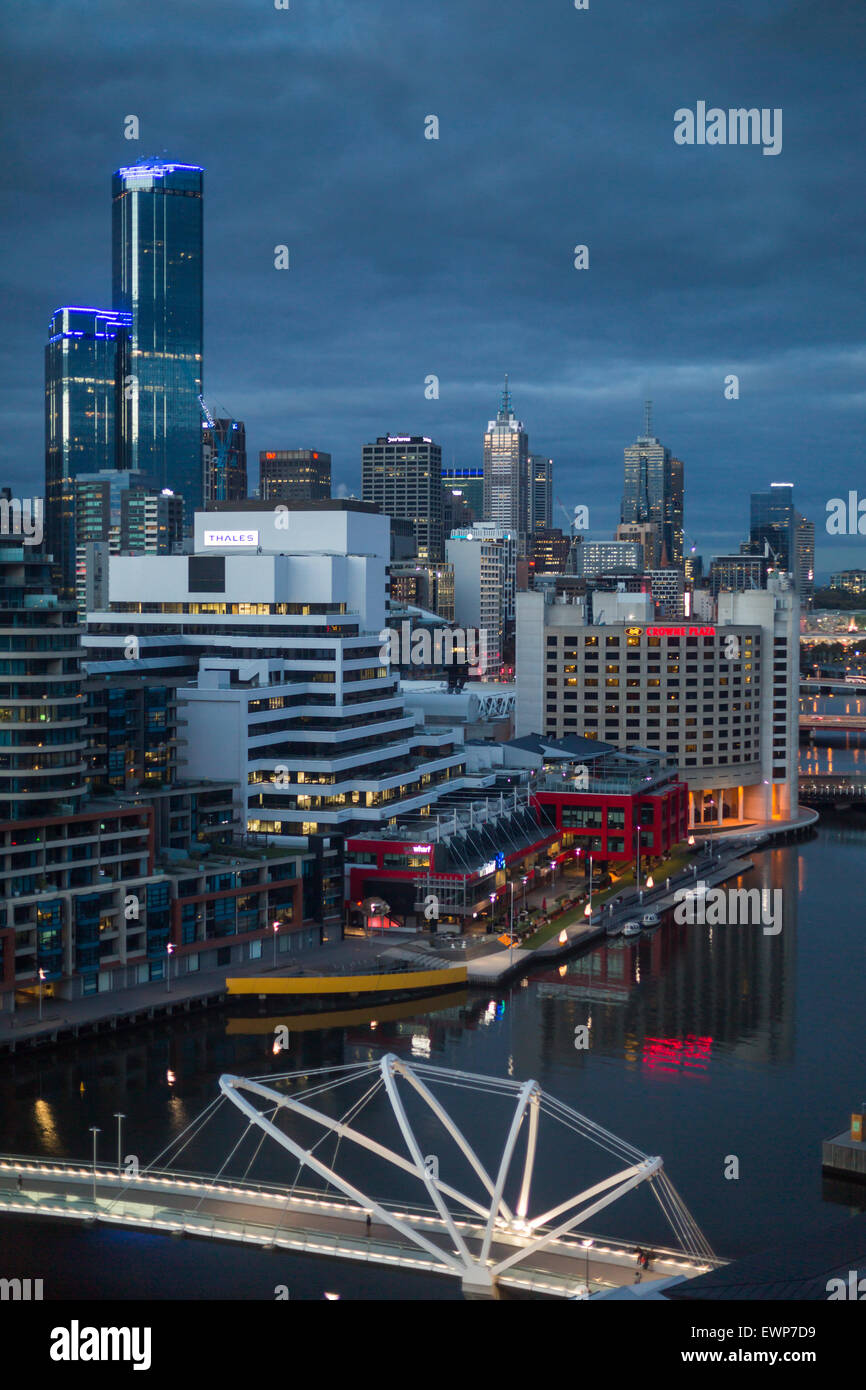 Il centro di Melbourne, Australia, di notte Foto Stock