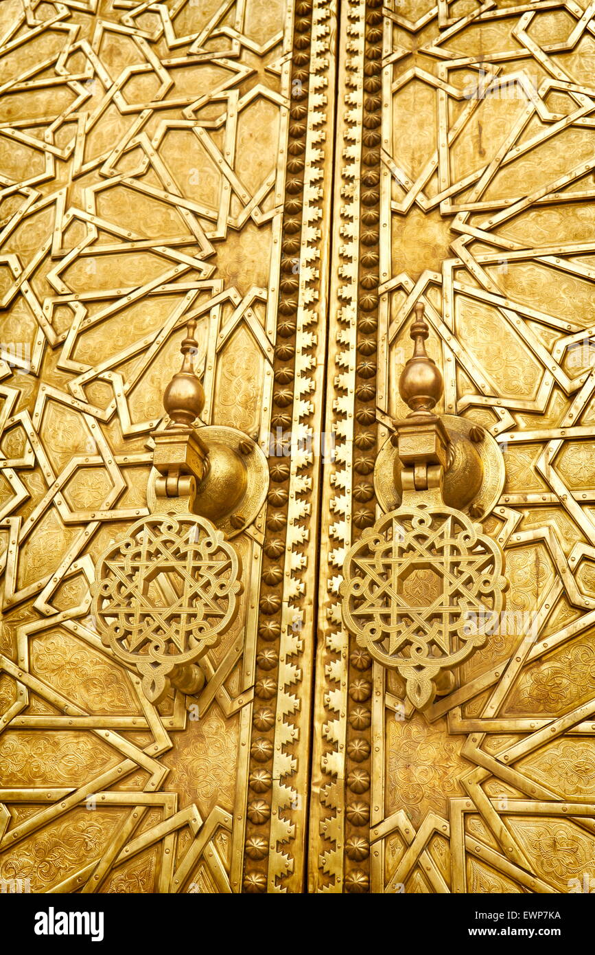 Fez, Royal Palace (Jdid Dar El Makhzen), primo piano della ornate intagliato porta in ottone. Il Marocco Foto Stock