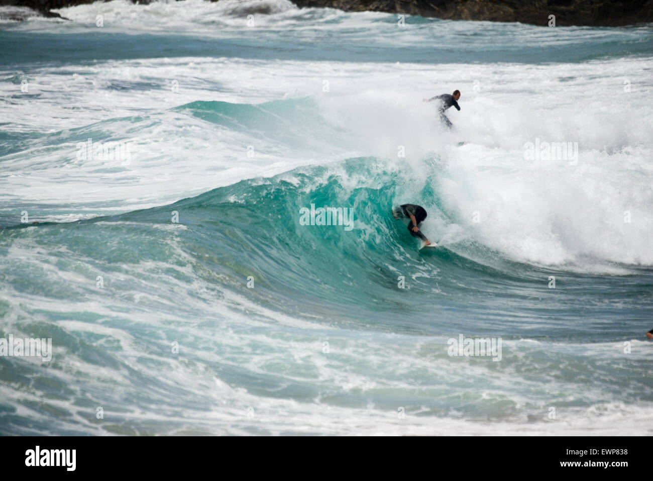 Constantine Bay, Cornwall, Regno Unito. Il 29 giugno, 2015. Surfers godendo UK Estate a Constantine Bay in Cornovaglia, UK. Eccellenti Surf grande spiaggia, Credito: Thomas Owen-Heywood/Alamy Live News Foto Stock