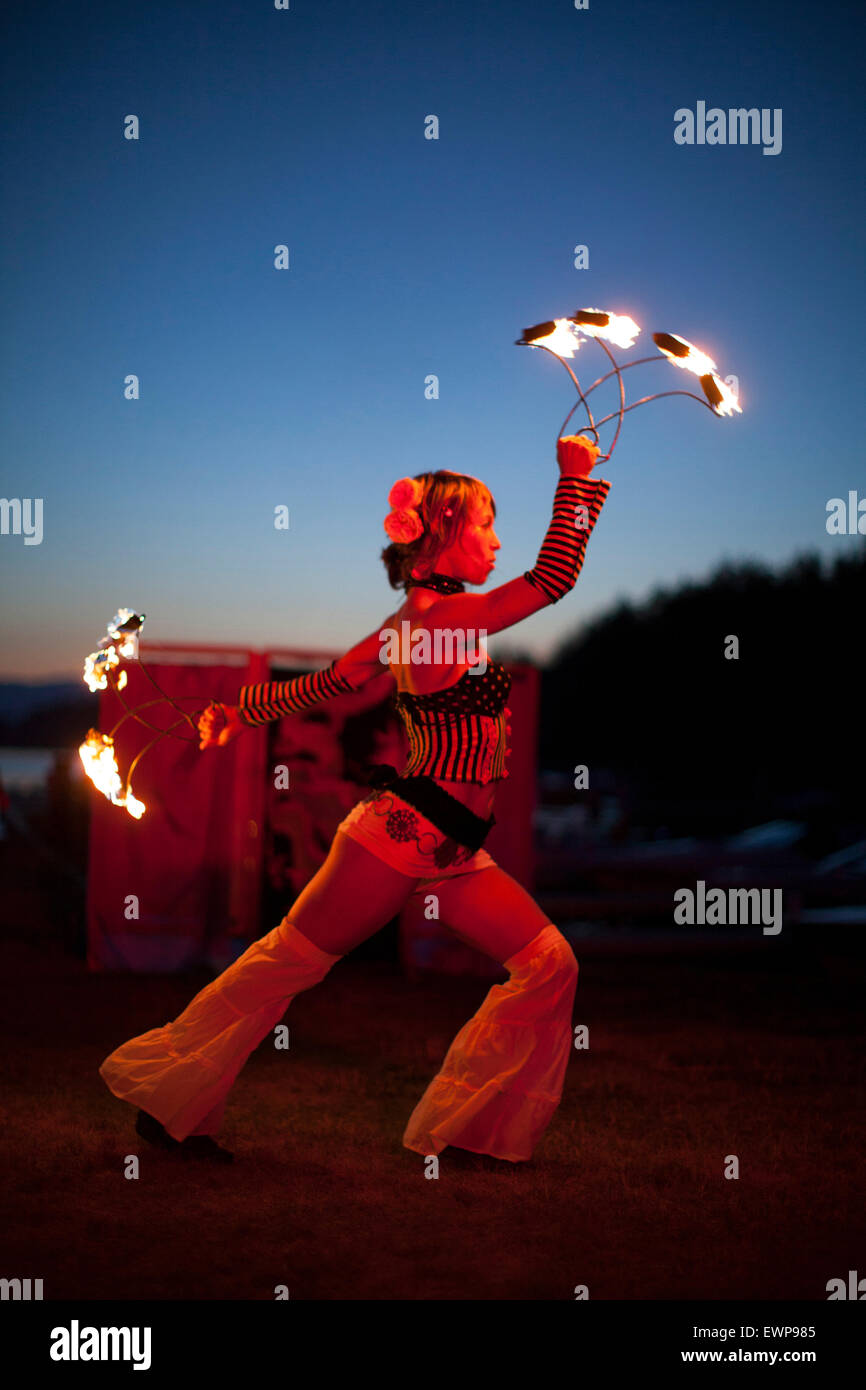 Un incendio ballerina di eseguire all'esterno. Foto Stock