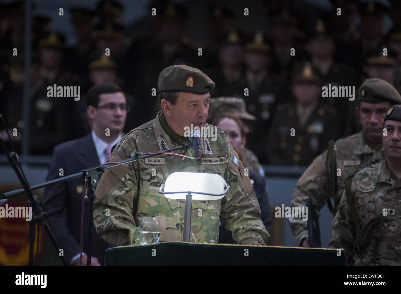 Giugno 29, 2015 - Buenos Aires, Buenos Aires, Argentina - In una solenne cerimonia guidata dal Ministero della Difesa Agustin Rossi, Generale Ricardo Cundom assume come Presidente di Argentina del Comune di capi di Stato Maggiore, sostituzione Lieut in uscita.General Cesar Milani. Milani si ritira adducendo motivi personali dopo due anni in carica, ma le accuse rivolta verso il suo presunto coinvolgimento nelle sparizioni forzate durante l'ultima dittatura militare può avere costretto la decisione in un anno di elezioni in cui il Presidente Cristina Fernandez Kirchner non vuole lasciare qualsiasi estremità allentate. Generale Ricardo Cundom viene fornito con un Foto Stock