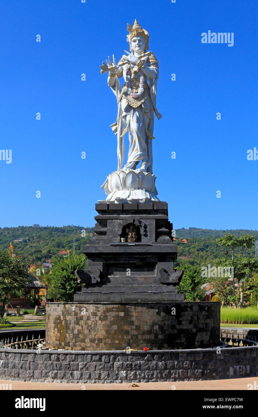 Una statua del dio Krishna suonava il flauto, nord Bali, Indonesia Foto Stock