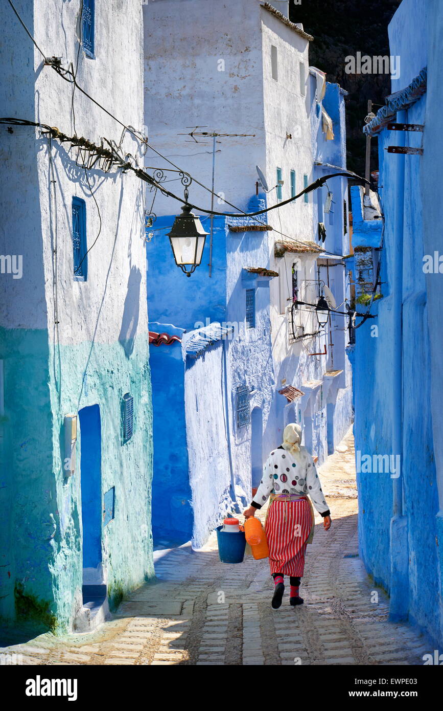 Blu pareti dipinte nella vecchia medina di Chefchaouen, Marocco, Africa Foto Stock