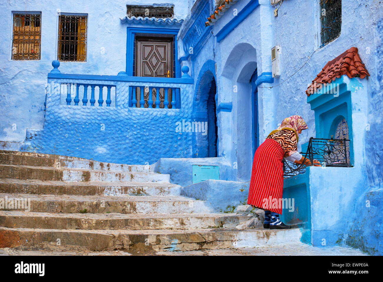 Blu pareti dipinte nella vecchia medina di Chefchaouen (città blu), Marocco, Africa Foto Stock