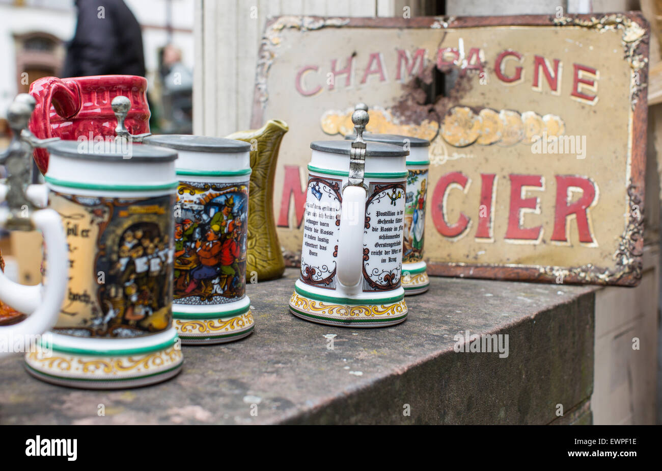 Steins sul ripiano, Strasburgo, Alsazia, Francia Foto Stock