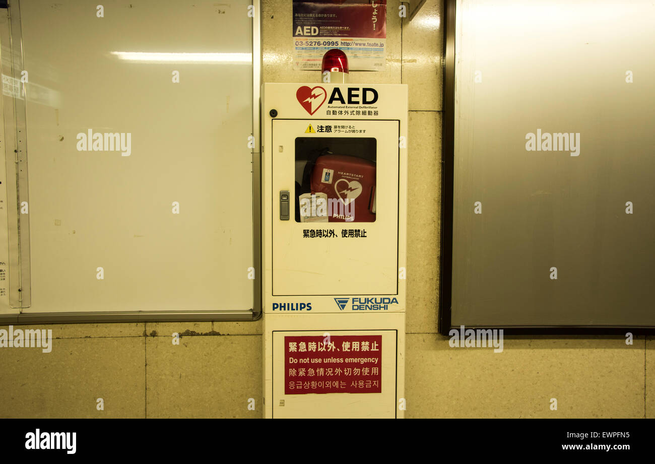 AED,Tokyo Metro Stazione Mitsukoshimae,Chuo-Ku,Tokyo Giappone Foto Stock