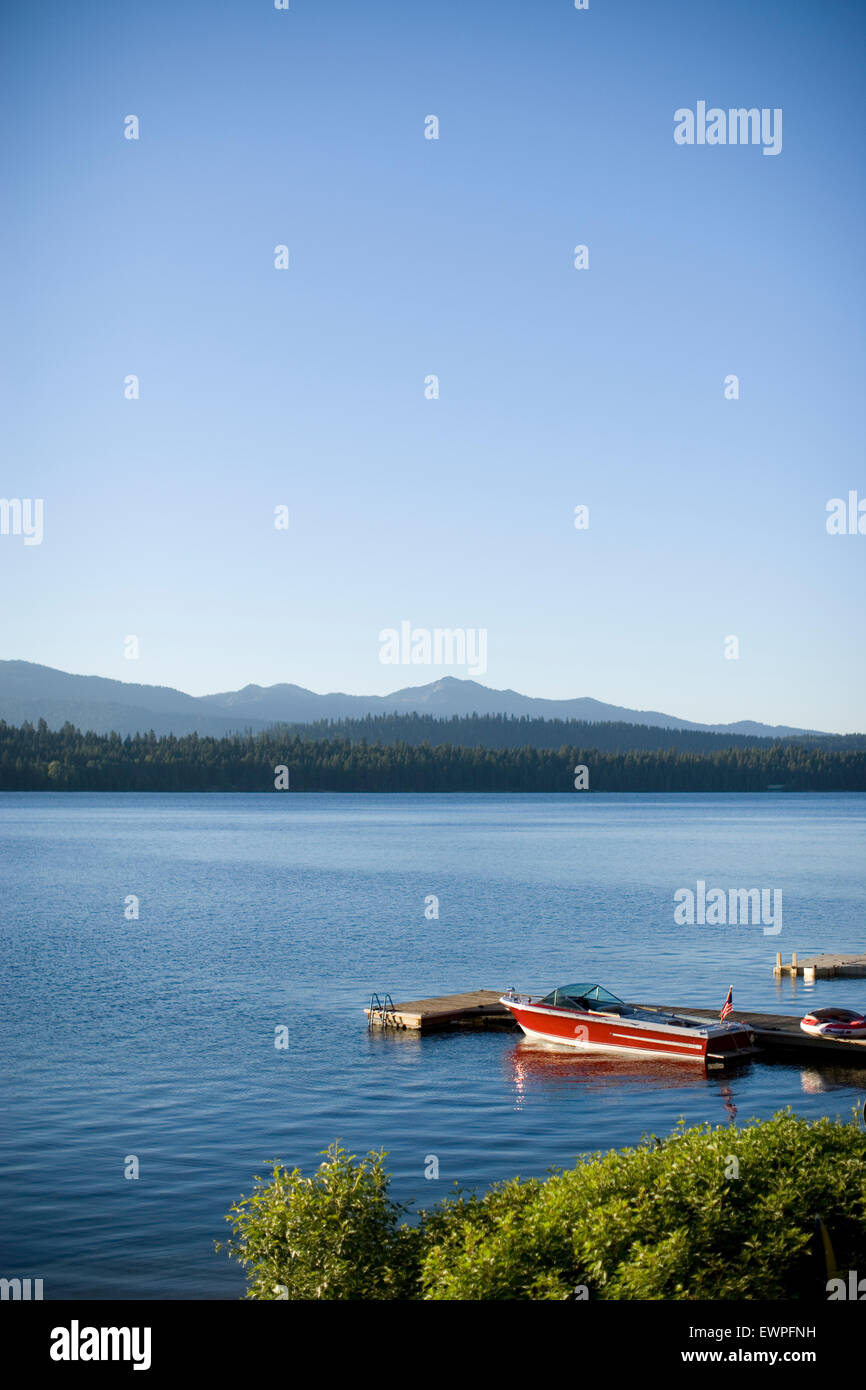 Immagine panoramica del lago con la barca in primo piano. Foto Stock