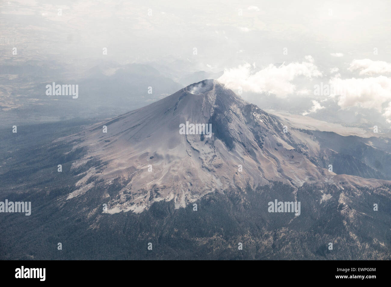 Vista aerea del vulcano Popocatepetl con cratere fumante al crepuscolo e sporca la neve al di sopra della linea di albero Messico Foto Stock