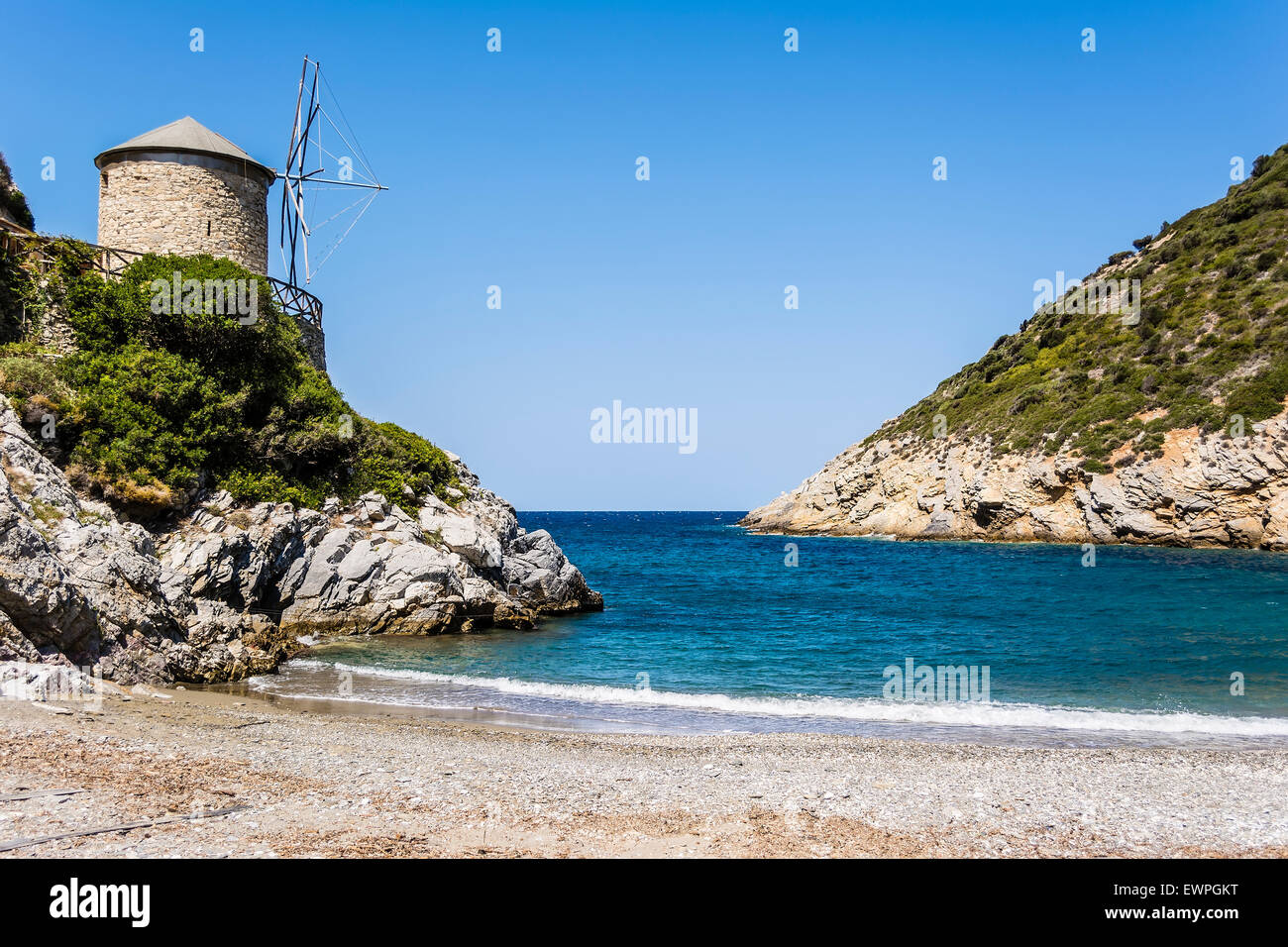 La spiaggia di laghi è una piccola caletta rocciosa con un po' di sabbia, che si trova a nord della città vecchia di Alonissos, conosciuto come Vecchia Alonissos. Foto Stock