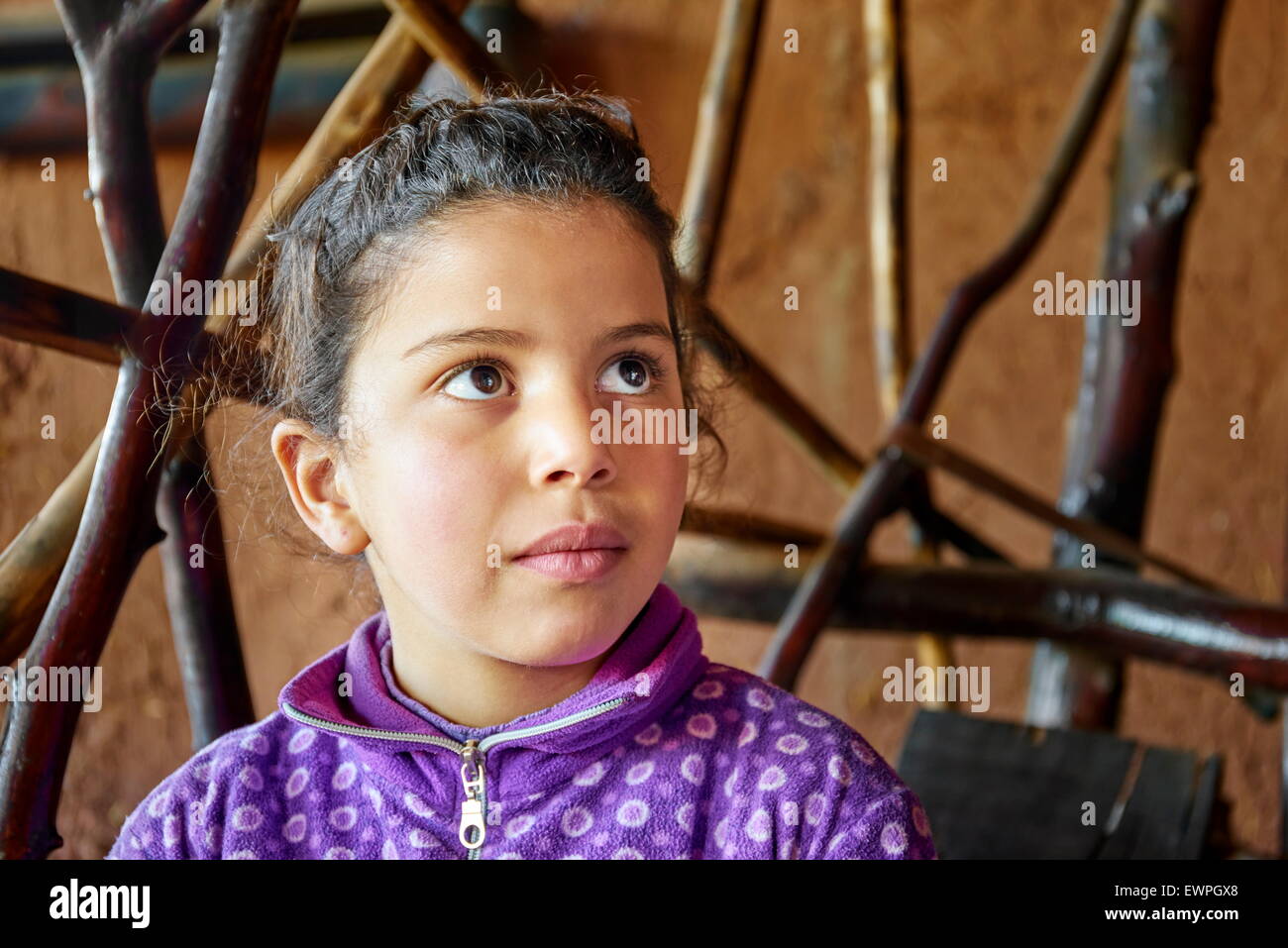 Ritratto di una ragazza Berbera all'interno della vostra abitazione tradizionale. Ourika Valley, Marocco Foto Stock