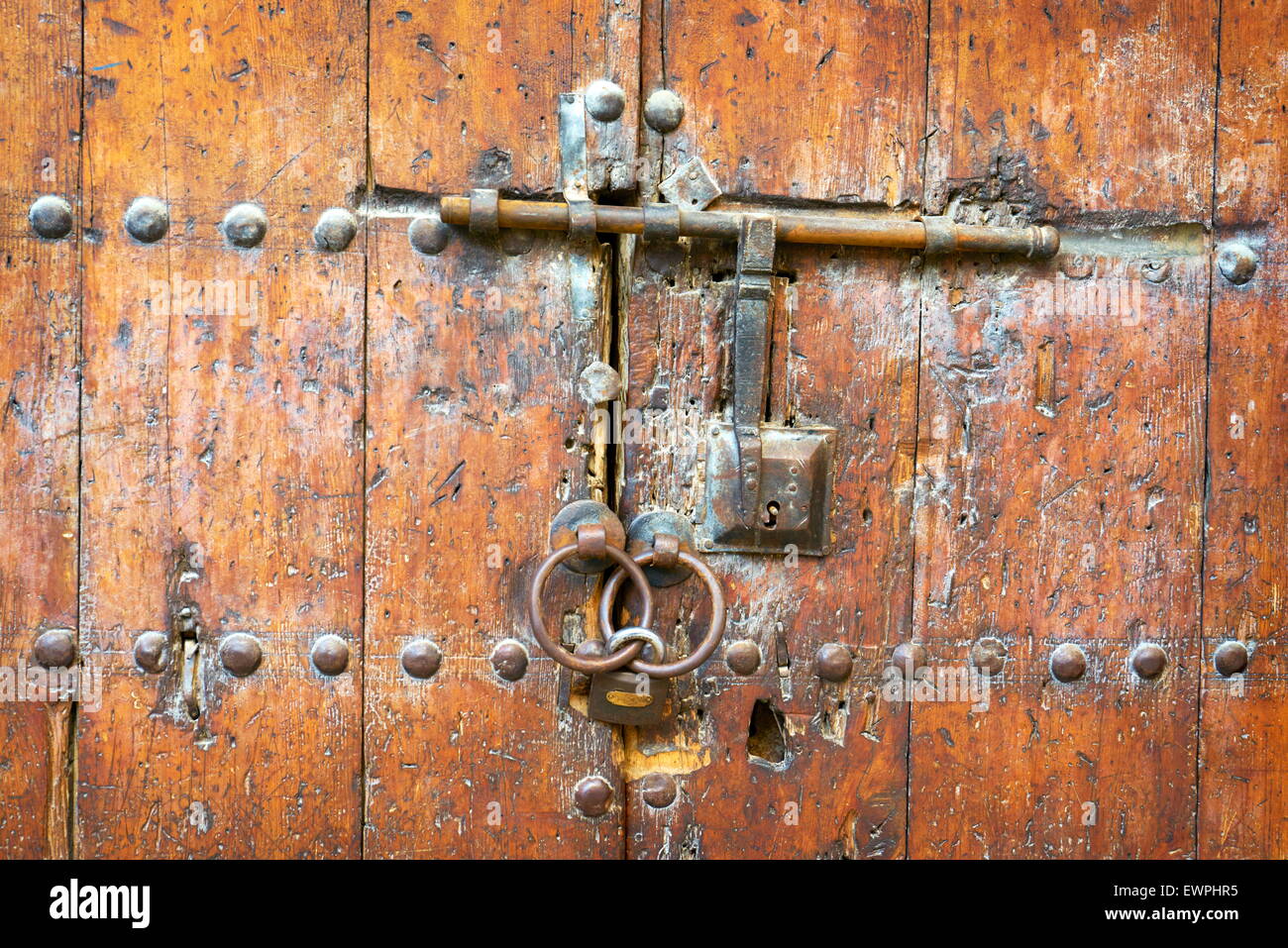 Fez - storico porta di legno nella vecchia casa, Medina. Dettaglio. Il Marocco, Africa Foto Stock