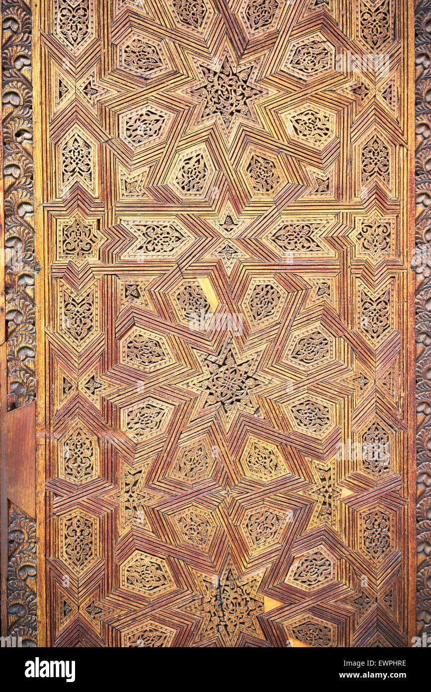 Cancello in legno nel Bou Inania Madrasa di Fez, Marocco Foto Stock