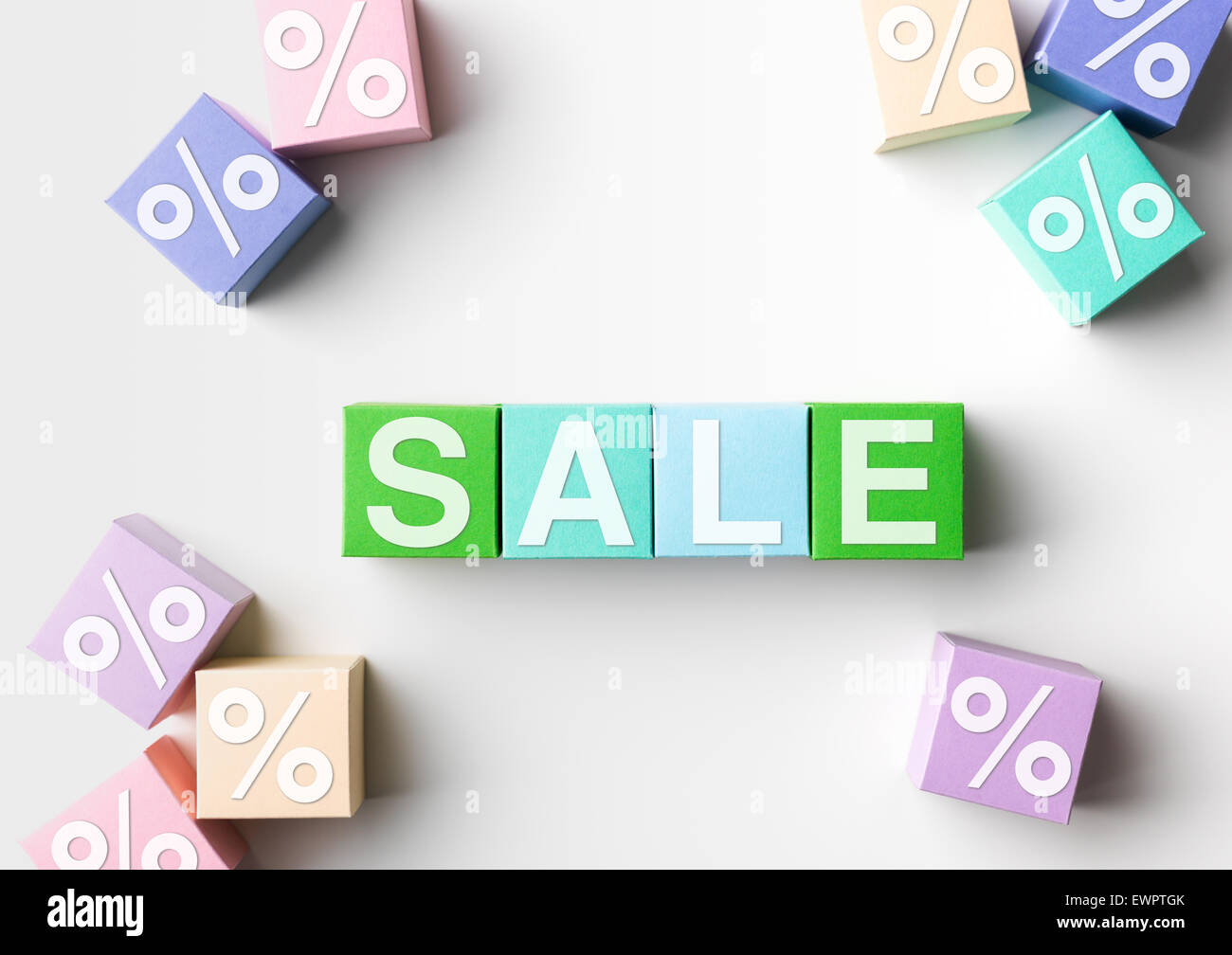 Blocchi multicolori con vendita parola scritta su di essi e il simbolo di percentuale, su sfondo bianco. copia di spazio disponibile Foto Stock