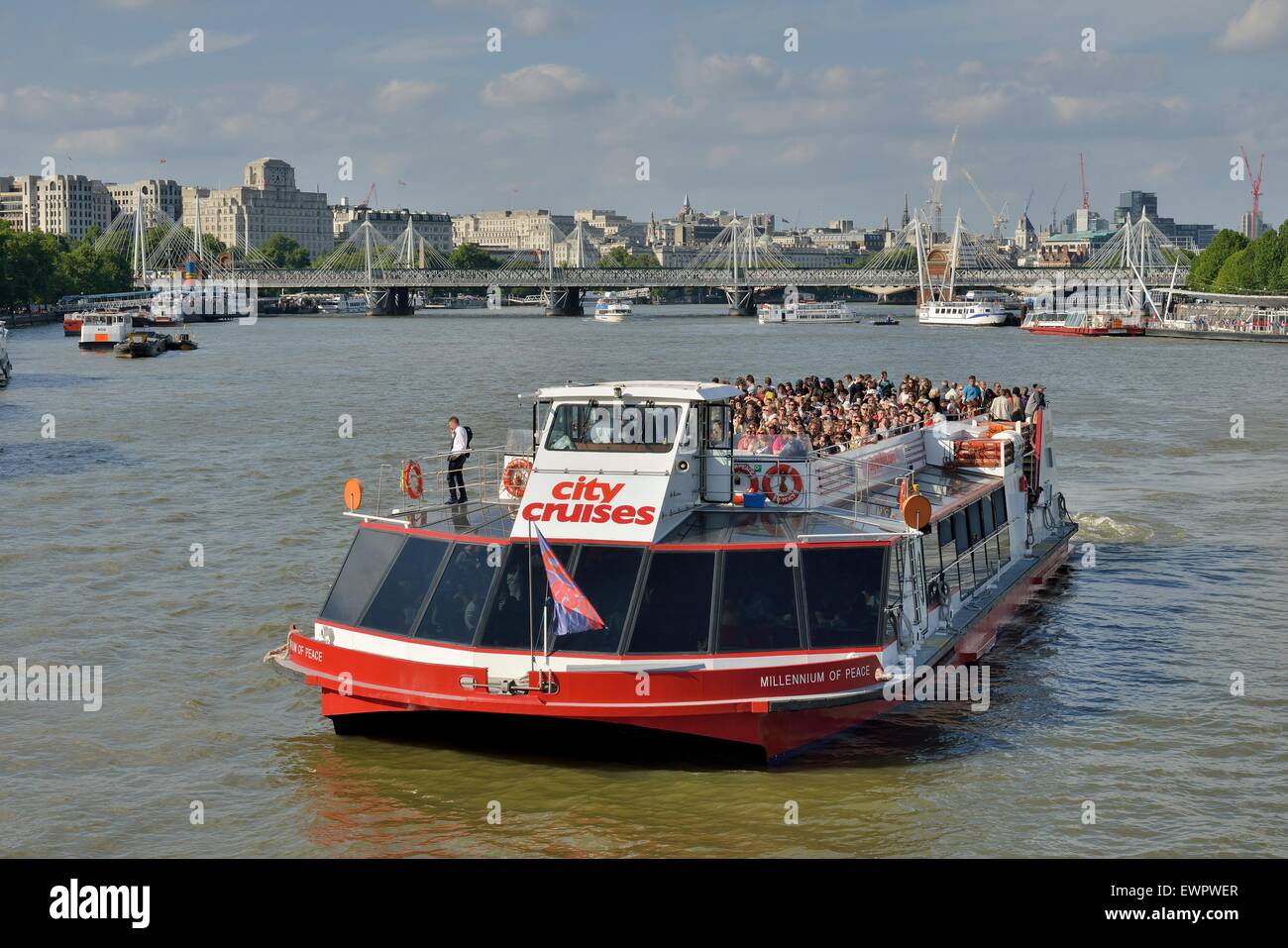 Gita in barca sul Tamigi vicino a Westminster Bridge, London, England, Regno Unito Foto Stock